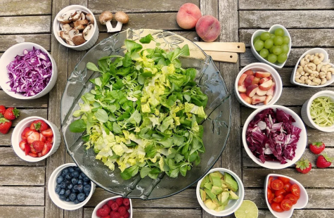 Zusammen gesund und nachhaltig kochen, aufgeschnittene Gemüsesorten liegen auf einem Tisch