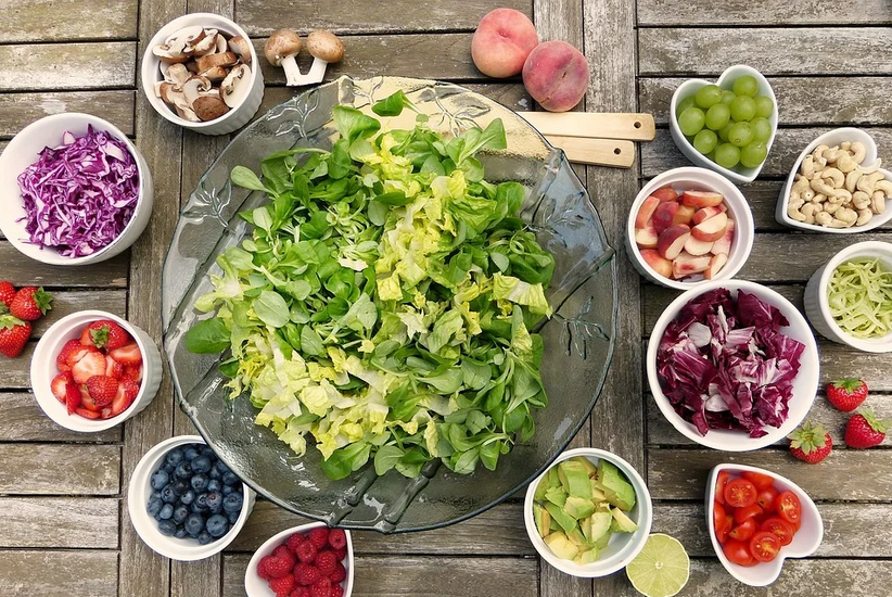 Zusammen gesund und nachhaltig kochen, aufgeschnittene Gemüsesorten liegen auf einem Tisch