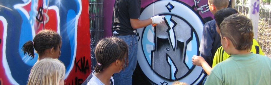 MOTTE - Soziokultur, Jugendliche beim Graffitti