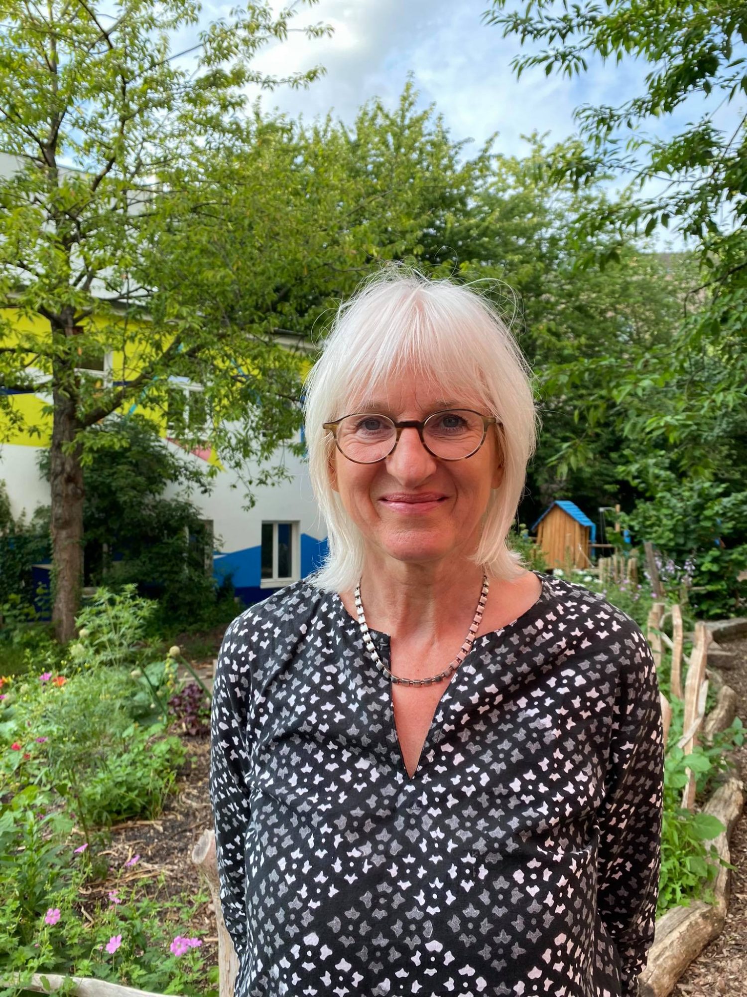Margit Werner lächelt im Garten