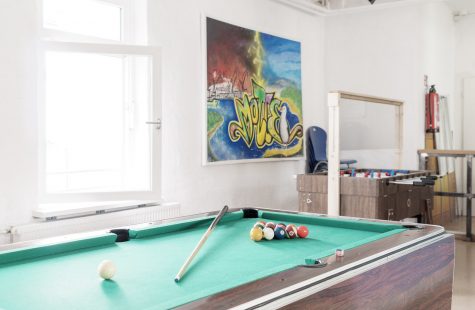 Aufenthaltsraum im Jugendbereich mit Billiardtisch, Tischkicker und Graffitti an der Wand