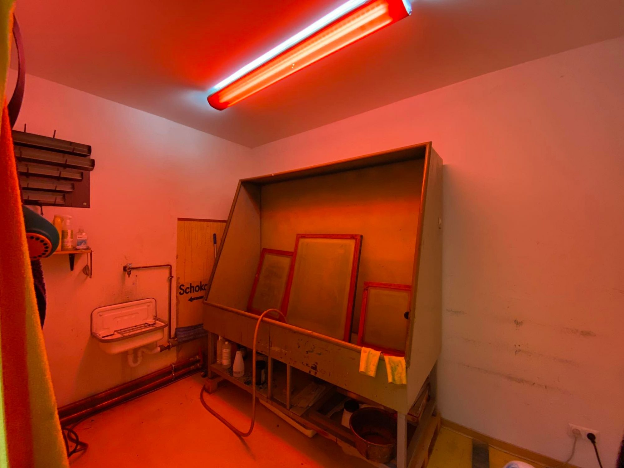 Trockenraum rot beleuchtet in einer Siebdruckwerkstatt
