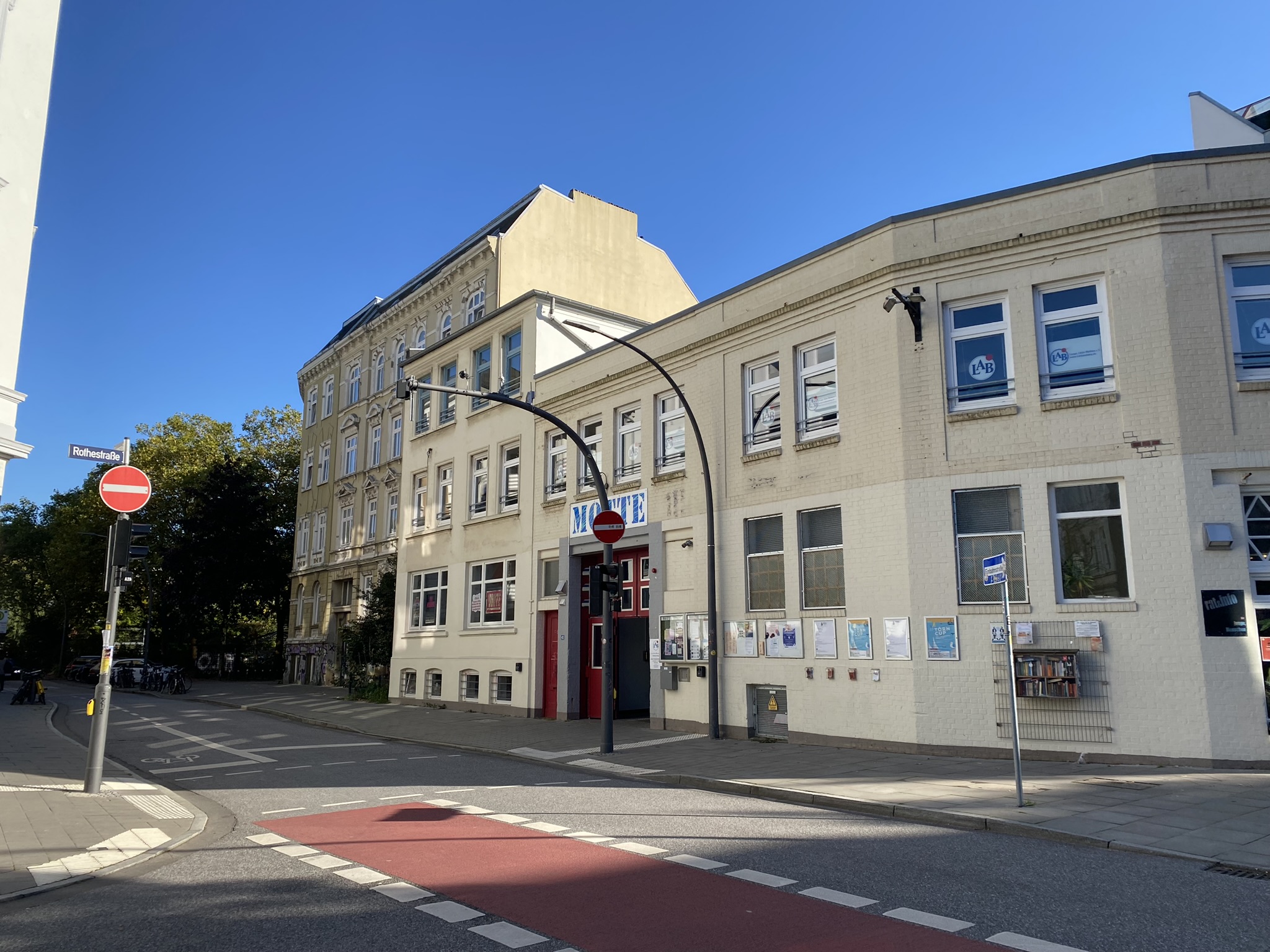 Gebäudeansicht MOTTE außen beiger zweistöckiger Industriebau an Straße