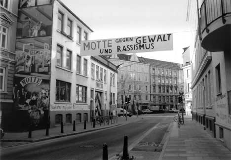 Historisches Schwarz-Weiß Foto vom Straßen zug mit Transparent MOTTE gegen Gewalt und Rassismus