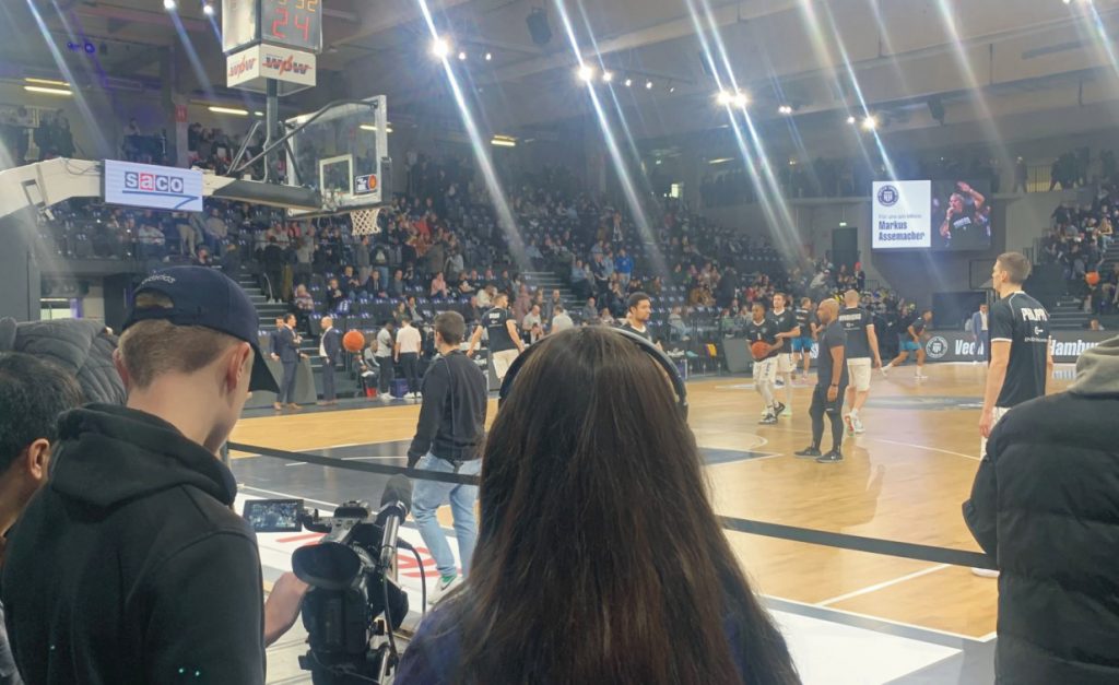 Kamerateam schaut auf ein Basketballcourt